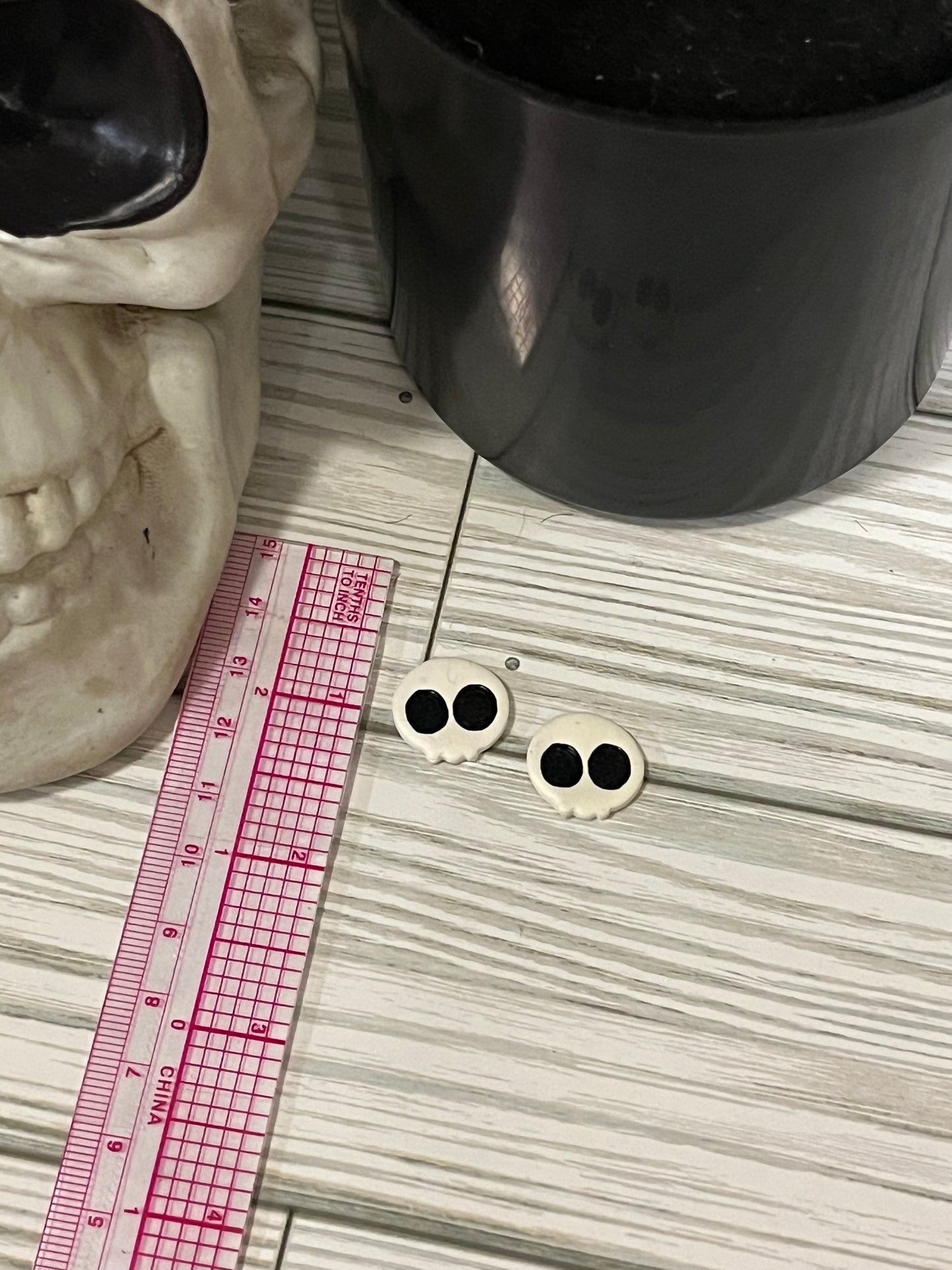 Big Eyed Skull Medium Stud