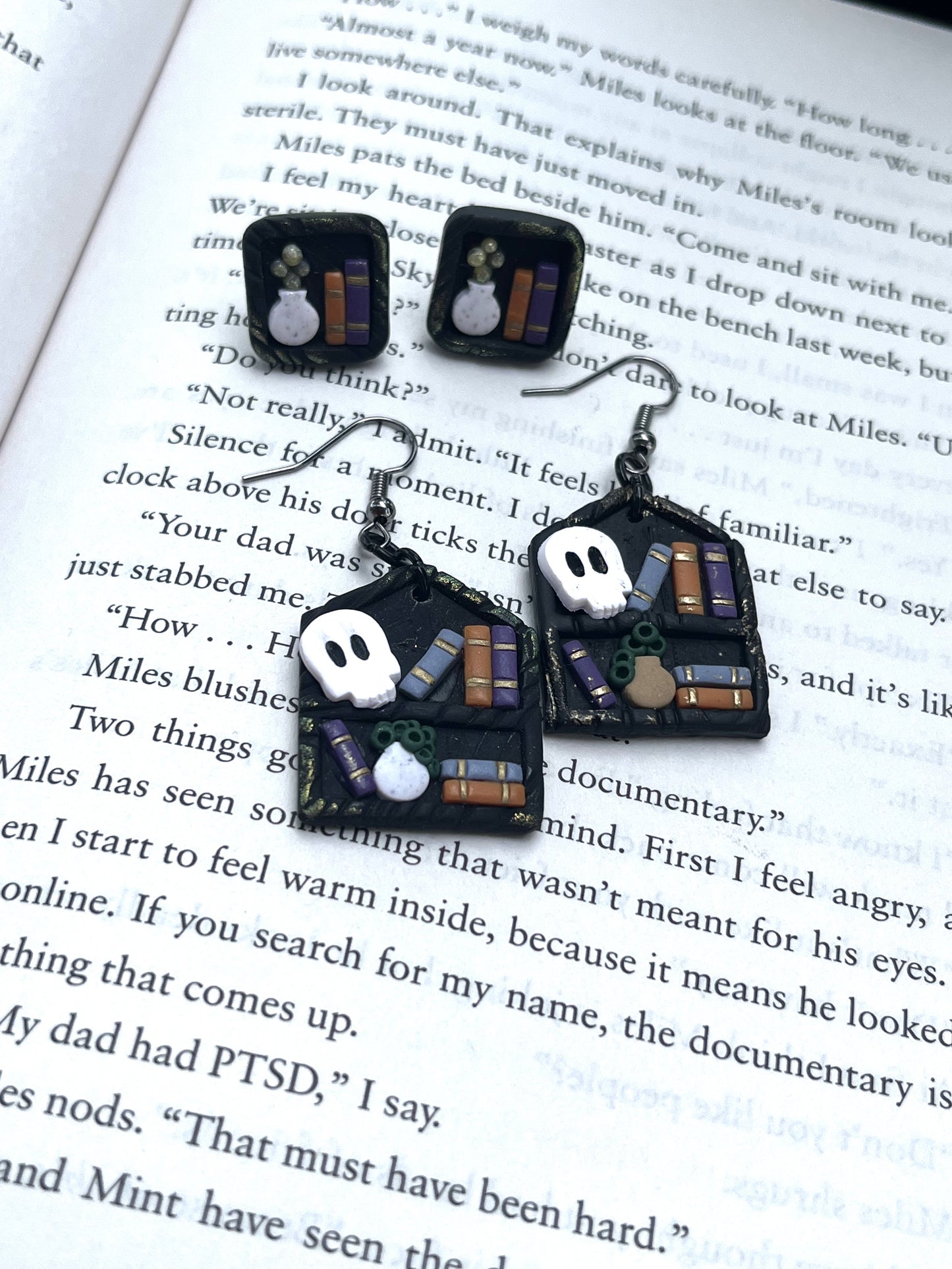 Halloween Bookshelf Dangle