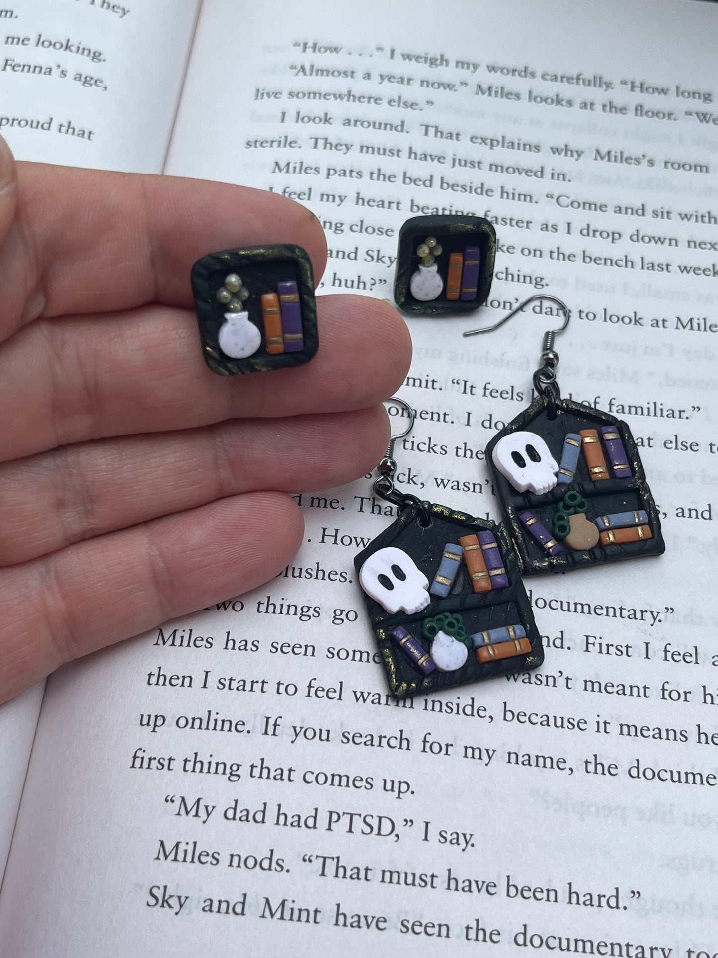 Halloween Bookshelf Stud