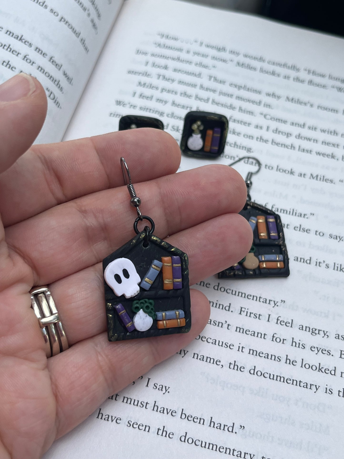 Halloween Bookshelf Dangle