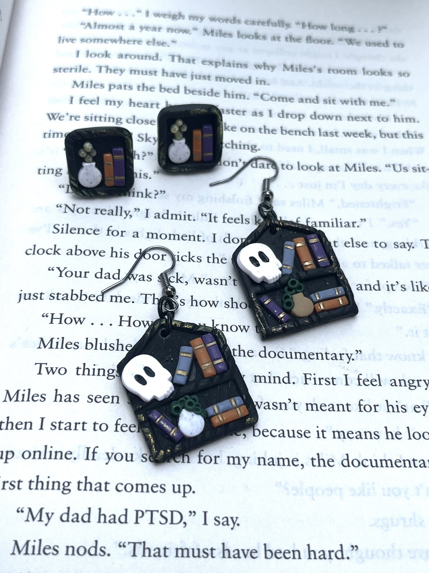 Halloween Bookshelf Dangle