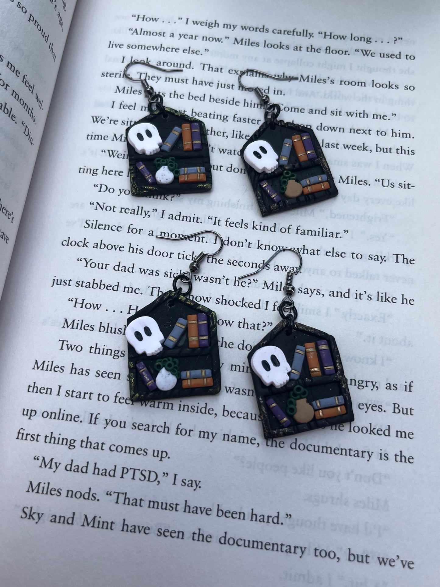 Halloween Bookshelf Dangle