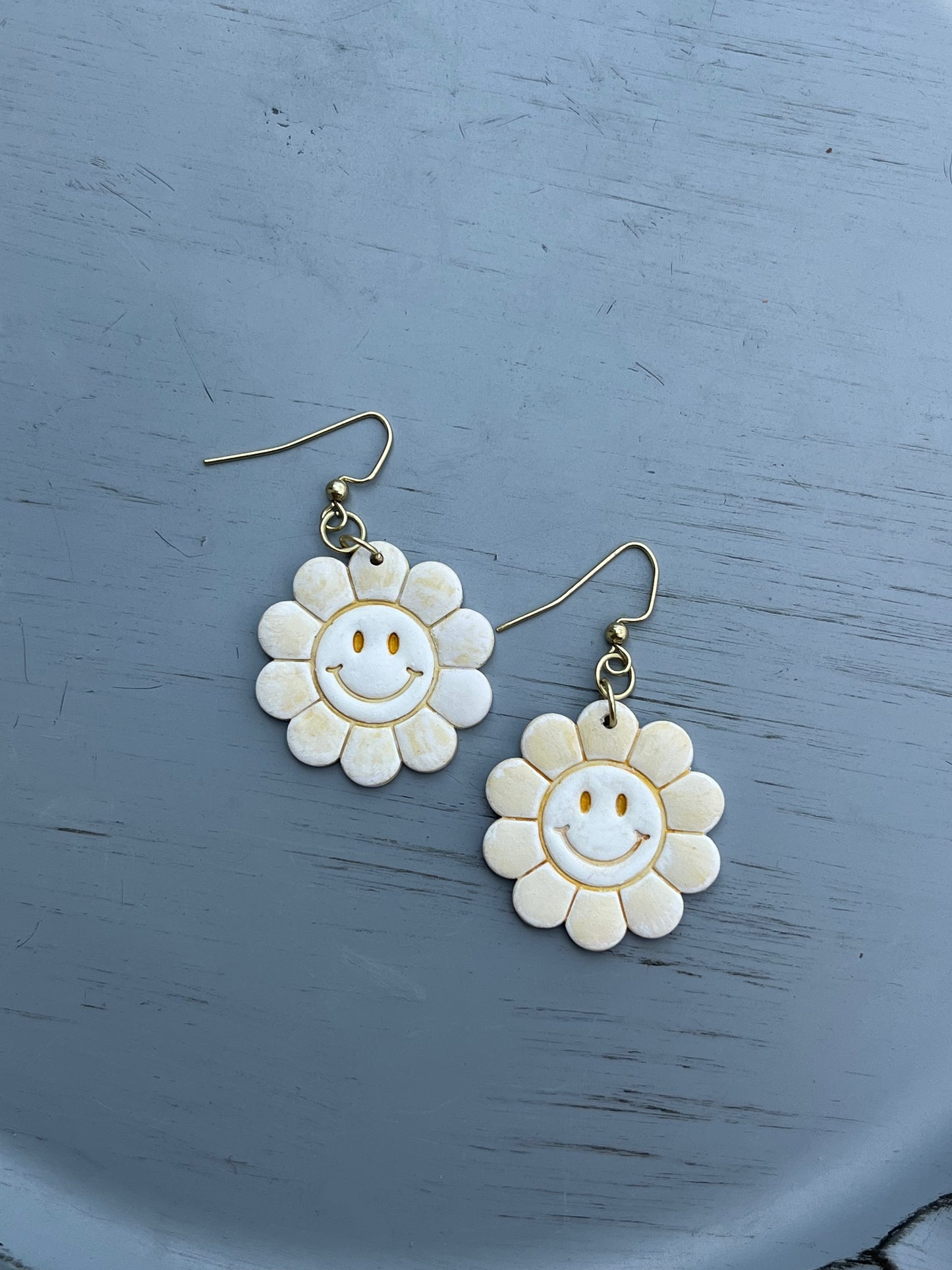 Smiley Distressed Daisy